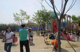 어린이놀이터 이용 사진