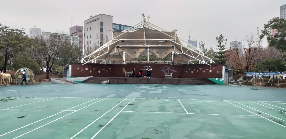 야외무대 및 배드민턴장
